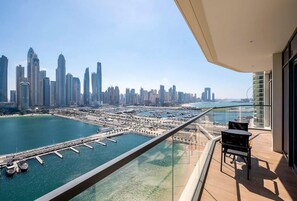 Property grounds - Dubai Marina Harbour View 2BR with Beach Access (Dubai)