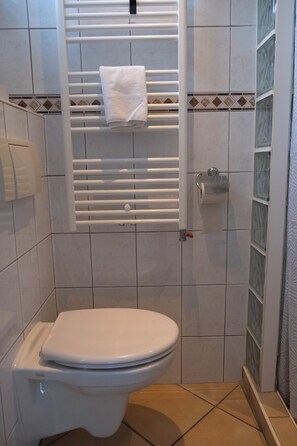 Dusche, Handtücher, Seife, Toilettenpapier