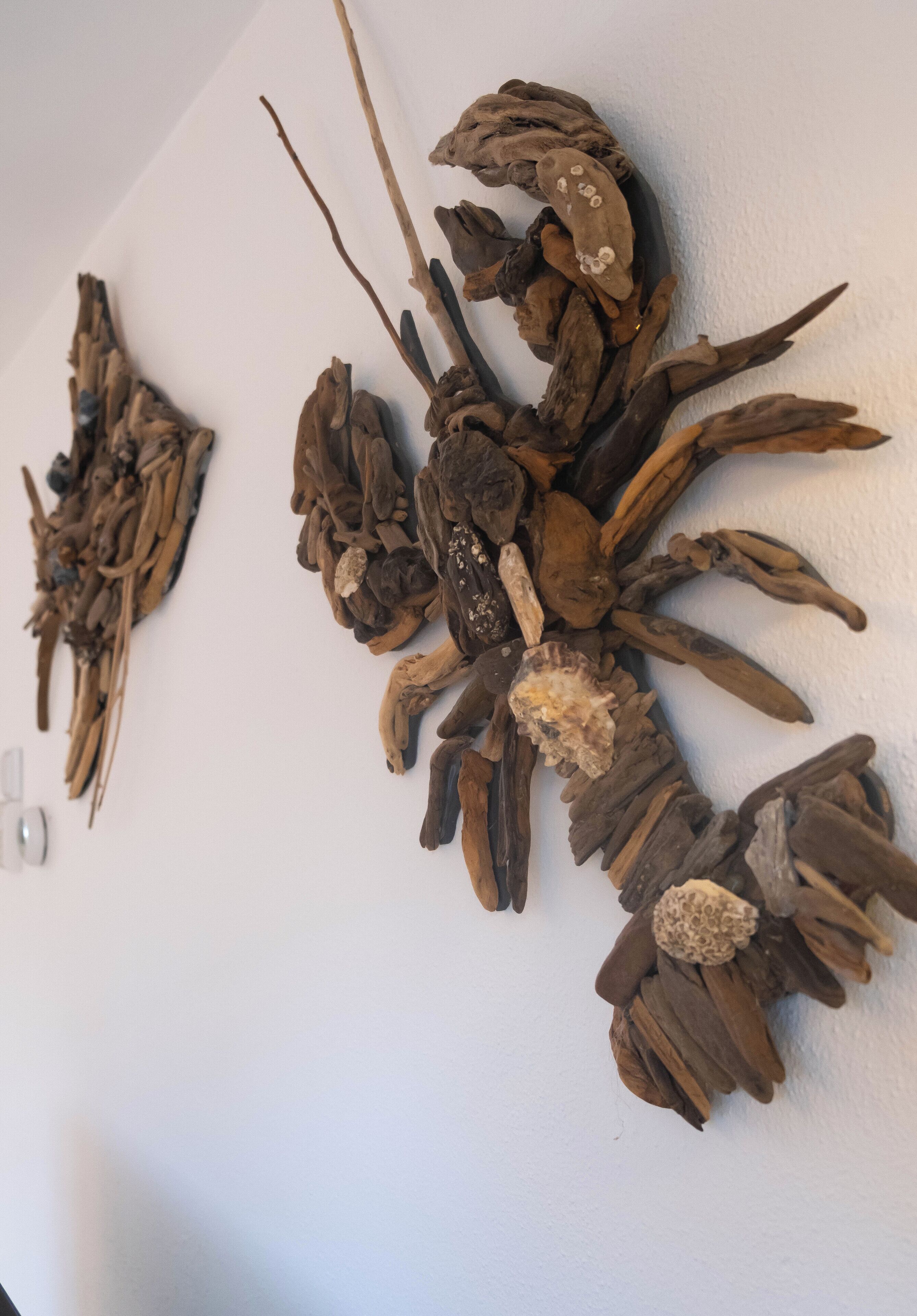 Deux éléments décoratifs en matériaux naturels, conçus pour être fixés au mur.