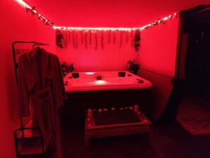 Interior - The pleasure of the senses, a moment of escape (Laluque)