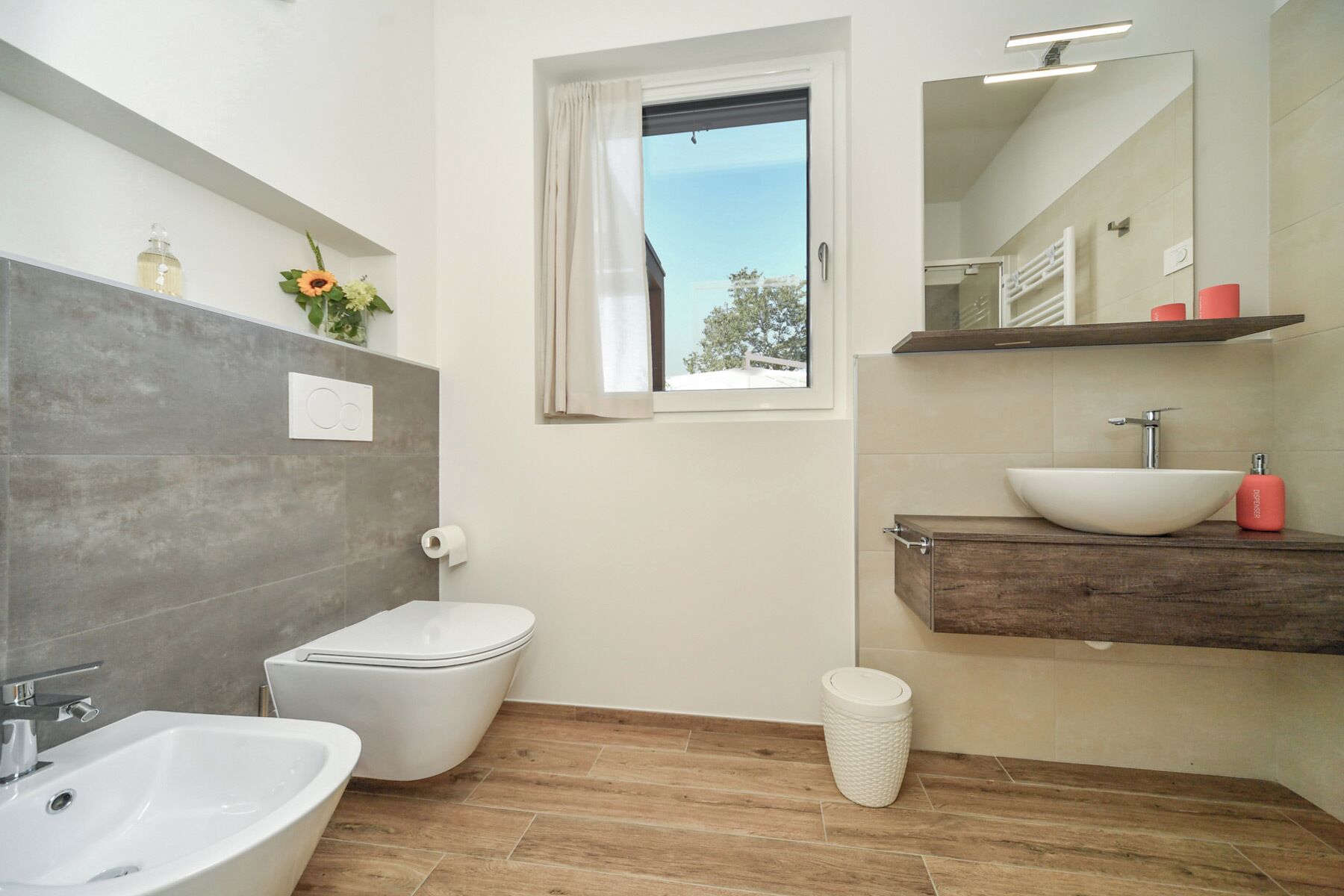 Double Room | Bathroom | Shower, rainfall showerhead, free toiletries, hair dryer