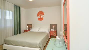 Habitación con 1 cama matrimonial o 2 individuales, baño privado, vista a la alberca | Ropa de cama de alta calidad, edredón y muebles diferentes