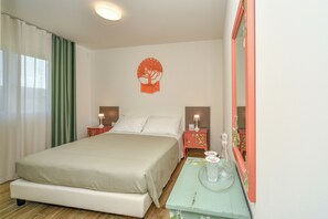 Chambre double ou avec lits jumeaux, salle de bain privée, vue sur la piscine | Literie de qualité, couette en duvet, ameublement unique