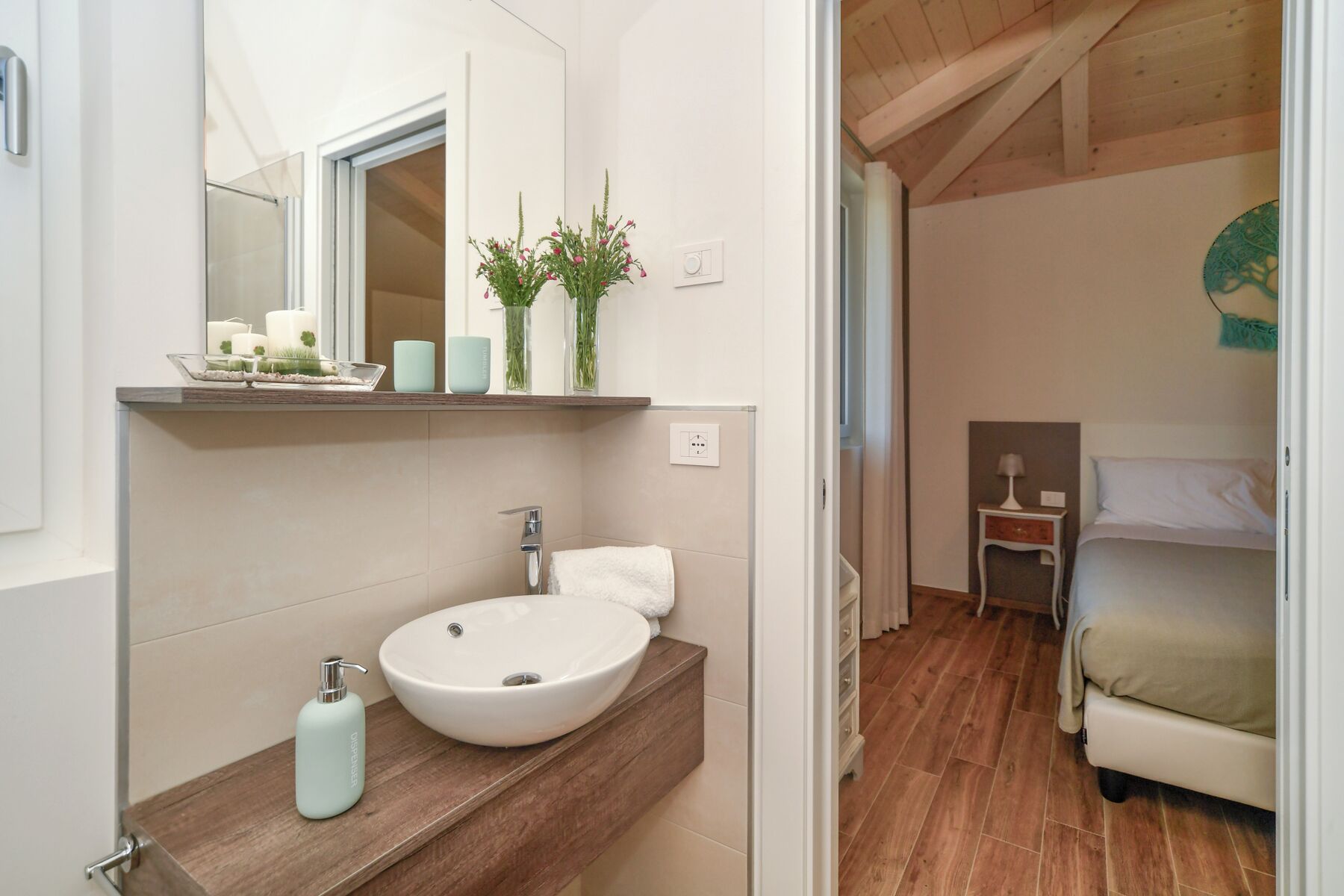 Tweepersoonskamer | Badkamer | Een douche, een regendouche, gratis toiletartikelen, een haardroger