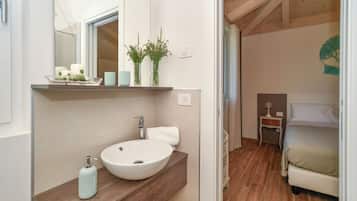 Tweepersoonskamer | Badkamer | Een douche, een regendouche, gratis toiletartikelen, een haardroger