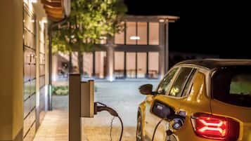 Electric vehicle charging station