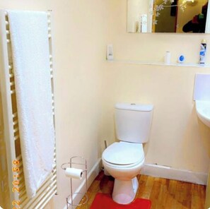 Apartment | Bathroom - 4 Guests - Petok - Parking - 35min Central London (London)