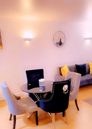 Dining - 4 Guests - Petok - Parking - 35min Central London (London)