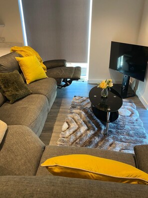 Apartment | Living area - 4 Guests - Petok - Parking - 35min Central London (London)