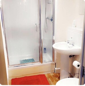 Shower, towels - 4 Guests - Petok - Parking - 35min Central London (London)