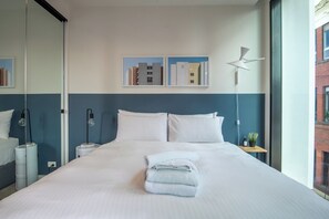 1 habitación, escritorio, tabla de planchar con plancha y wifi 