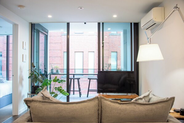 Tv, stereoanlæg, kontorer