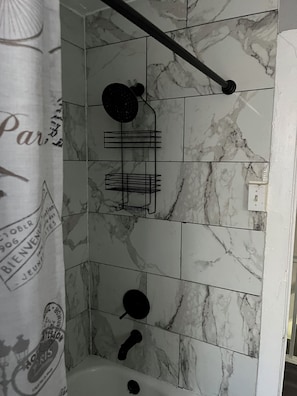 Serviettes fournies, savon, papier toilette