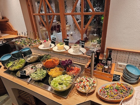 Desayuno buffet todos los días (con cargo). Hotel Sonnhof