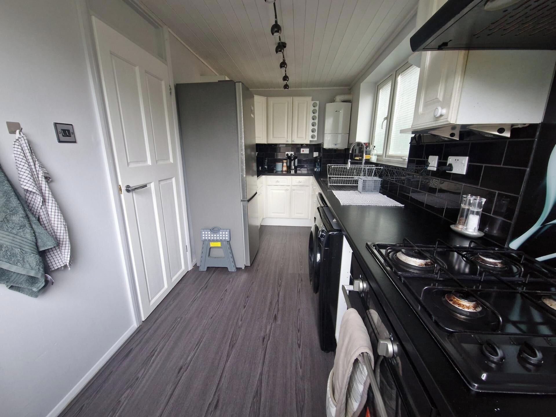 Kylskåp, mikrovågsugn, ugn och diskmaskin