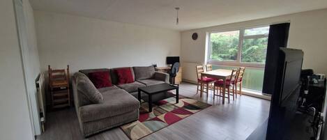 TV, videogiochi, lettore DVD, studio