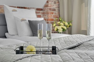 1 bedroom, hypo-allergenic bedding, laptop workspace, iron/ironing board