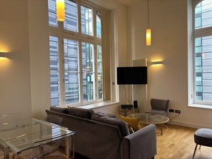 Living area - Extremely Central Quartermile Apartment Near Castle and University (Edinburgh)