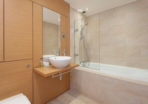 Apartment, 2 Schlafzimmer, barrierefrei, Stadtblick | Badezimmer