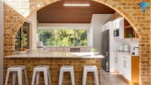 Jääkaappi, mikroaaltouuni, uuni, liesi