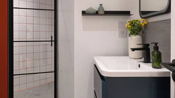 Een douche, een haardroger, handdoeken