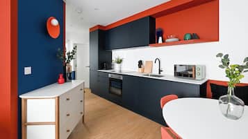 Een koelkast, een magnetron, een oven, een kookplaat