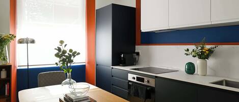 Réfrigérateur, micro-ondes, four, plaque de cuisson