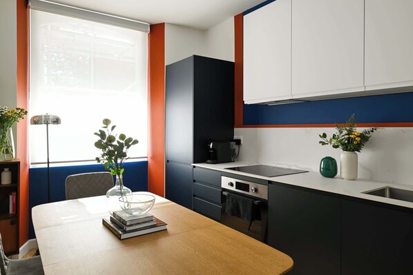 Réfrigérateur, four à micro-ondes, un four, surface de cuisson