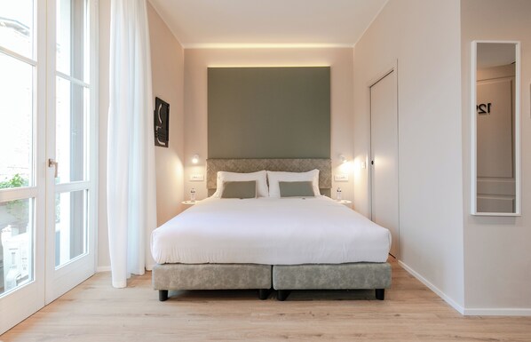 デラックス ルーム シティビュー | 高級寝具、羽毛の掛け布団、セレクト コンフォート製ベッド、ミニバー