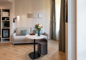 Deluxe Room, City View | Living area