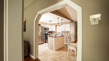 Een koelkast, een microgolfoven, een oven, een kookplaat