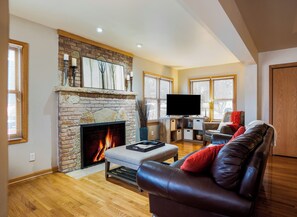 Living space with gas fireplace, and Smart TV - Huemann’s Haven | Spacious 3 BR Close to Downtown (Lake Geneva)