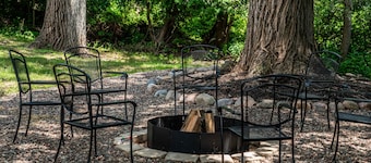 Modern 5 BDR Retreat - Game Room, Fire Pit, Creek