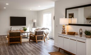 TV, video games - Modern 5 BDR Retreat - Game Room, Fire Pit, Creek (Lake Geneva)