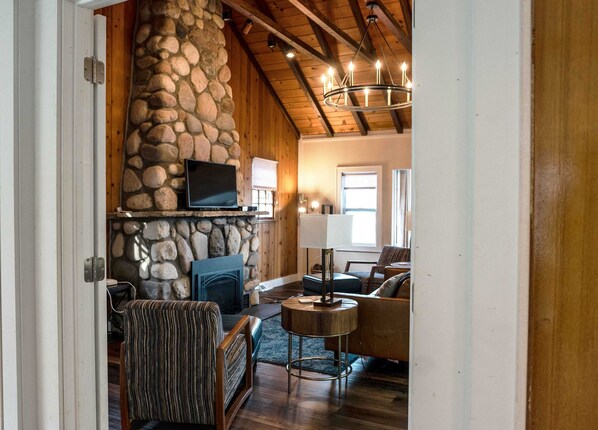 Fernseher, Kamin, Videospiele, Stereoanlage