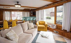 Fernseher, Kamin, Videospiele, Stereoanlage