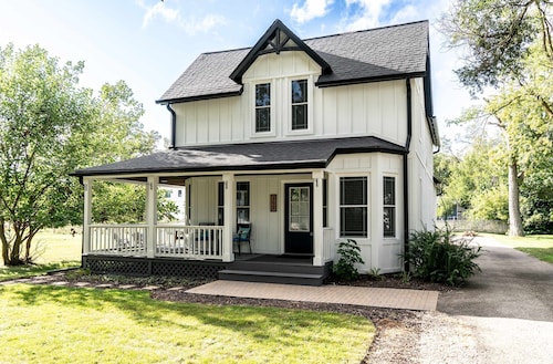 Williams Bay Home by Yerkes with 3 En-Suites