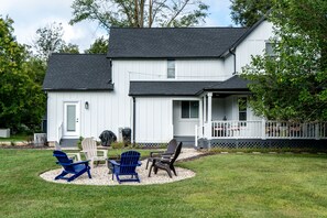 Exterior - Williams Bay Home by Yerkes with 3 En-Suites (Williams Bay)