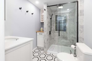 Een douche, een haardroger, handdoeken