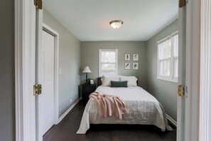 3 bedrooms, desk, iron/ironing board, WiFi