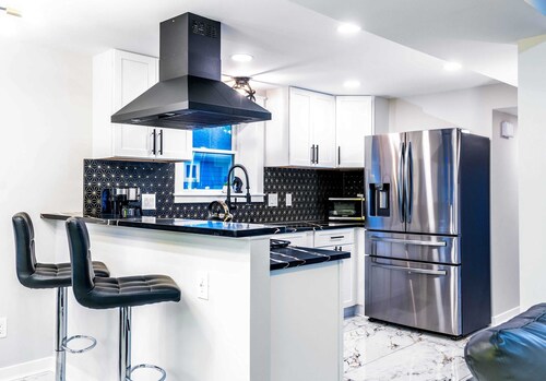 Gatsby Theme Near Downtown w/ Hot Tub & Game Room