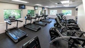Et fitnesscenter med løbebånd, crosstrainere og spinningcykler.