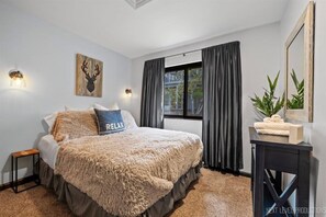 3 bedrooms, WiFi, bed sheets - Abbey Springs Game Home with Golf Cart (Fontana)