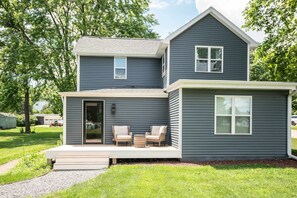 Exterior - Charming Downtown Lake Geneva Getaway! (Lake Geneva)