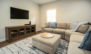 TV - Charming Downtown Lake Geneva Getaway! (Lake Geneva)