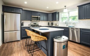 Fridge, microwave, oven, stovetop - Charming Downtown Lake Geneva Getaway! (Lake Geneva)