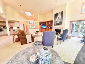 TV, fireplace, video games, offices - Spacious 4 BDR Home in Desirable Abbey Springs! (Fontana)