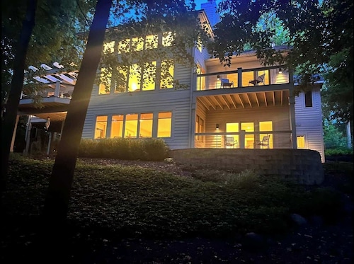 Spacious 4 BDR Home in Desirable Abbey Springs!