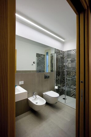 Camera Dell` Essenza | Bathroom | Shower, hair dryer, towels, soap - AGRITURISMO B&B CASA BORTOLIN (Valdobbiadene)