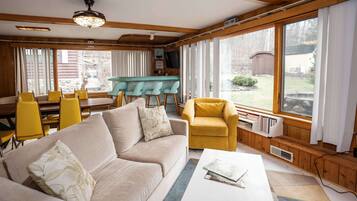 Een televisie, een open haard en videogames